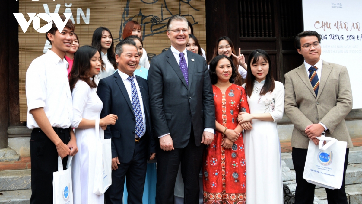 US ambassador pays visit to Hanoi’s Temple of Literature